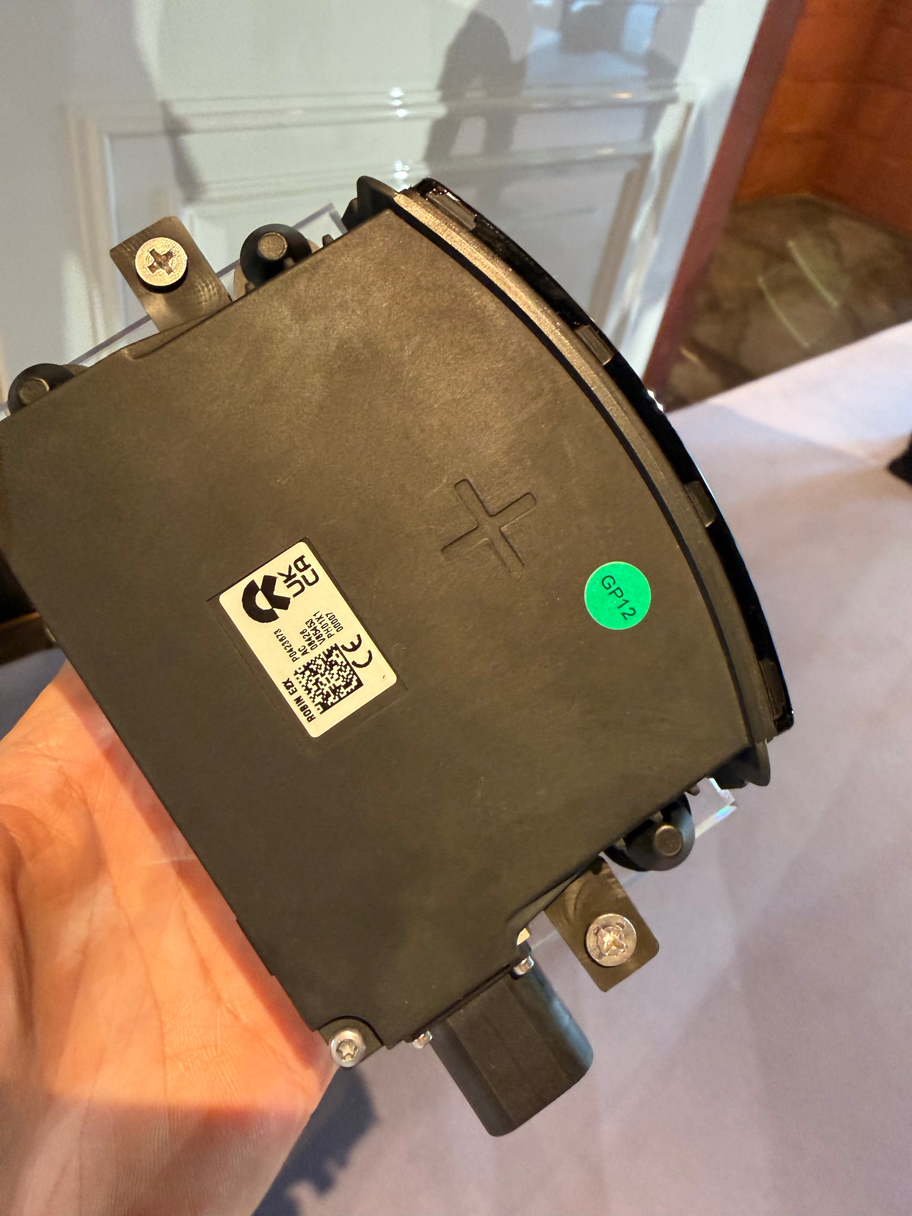 这玩意，乐道车主可千万不要买呀，因为一眼假！实车的激光雷达哪有那么大，非常小巧，