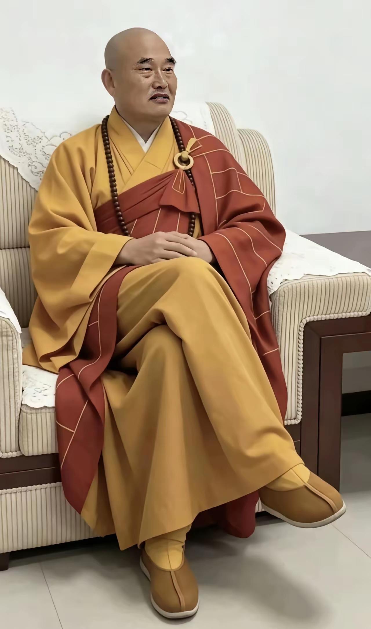 以然光头剃，
身上袈裟披。
端坐不咏经，
为何南山去？