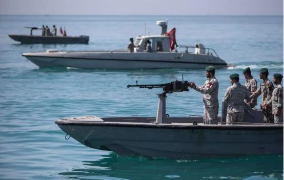 4月21号，伊朗直接喊话美国，必须马上把扣的船、扣的人给放了，半点儿商量的余地都