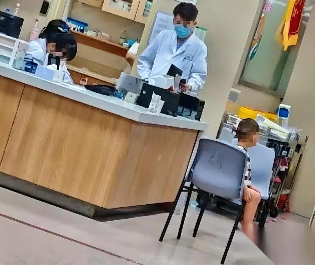 绵绵的爸爸终于开口了

可这消息一半暖一半扎心

好的是绵绵总算肯让爸爸抱了——
