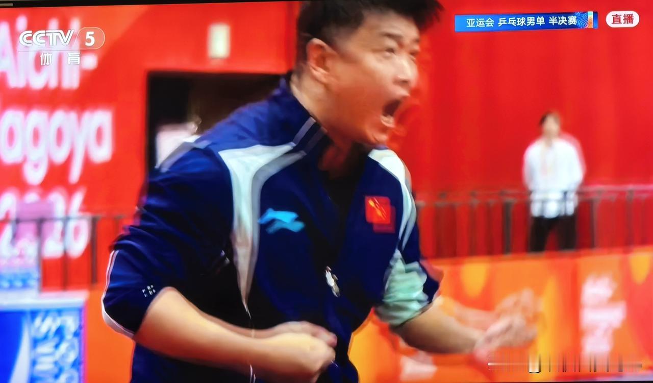 那些嚷嚷着要王皓下课的球迷真是没脑子，王皓怎么可能对大头不好，怎么会帮着小石头对