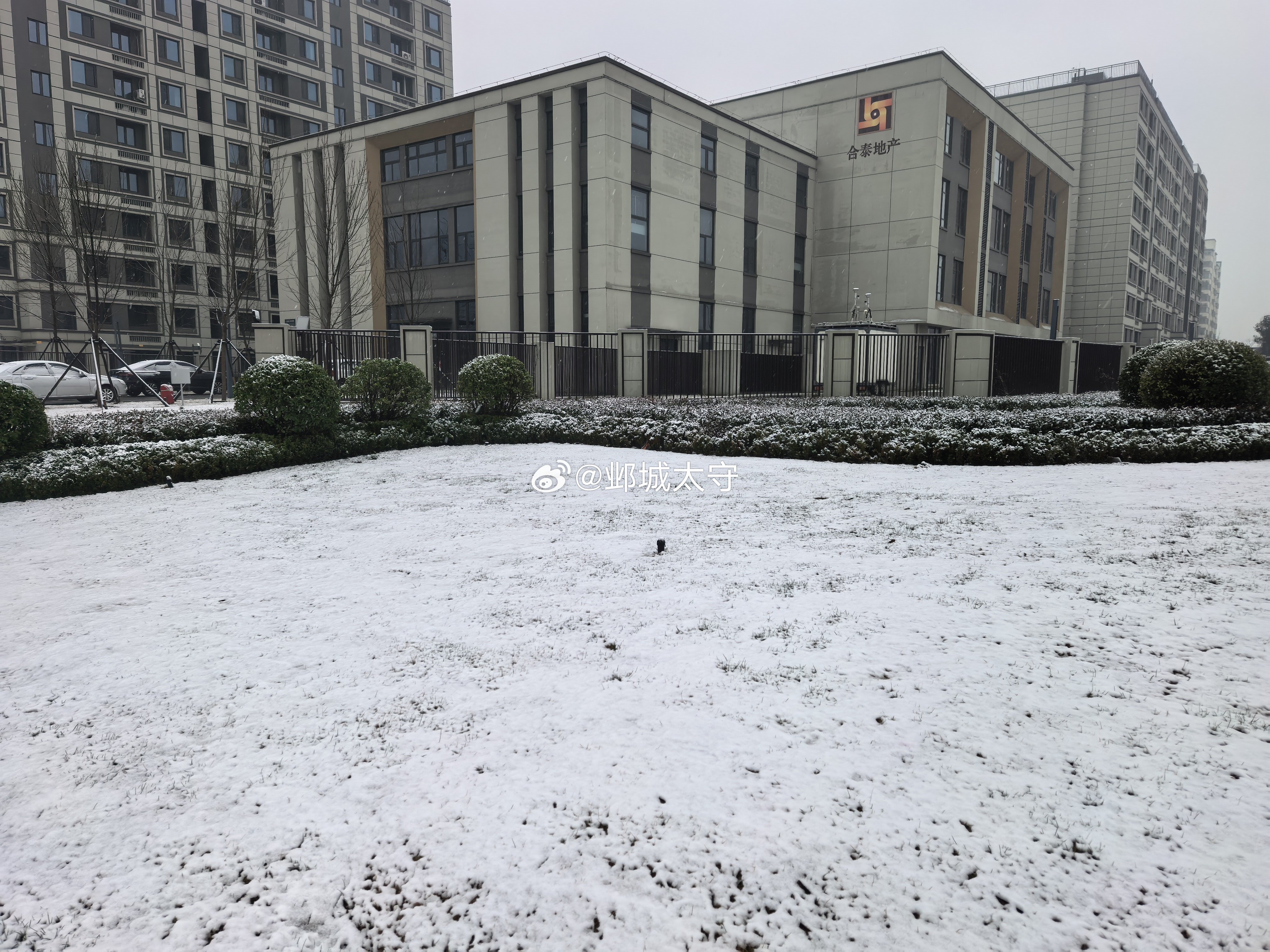 又下雪啦。天气不好就没骑车上班，打了个车。 