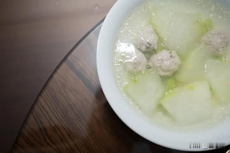 夏天必吃的一道神仙菜，利尿排毒，健脾祛湿，清爽不腻，比红烧肉还解馋
冬瓜肉圆汤。