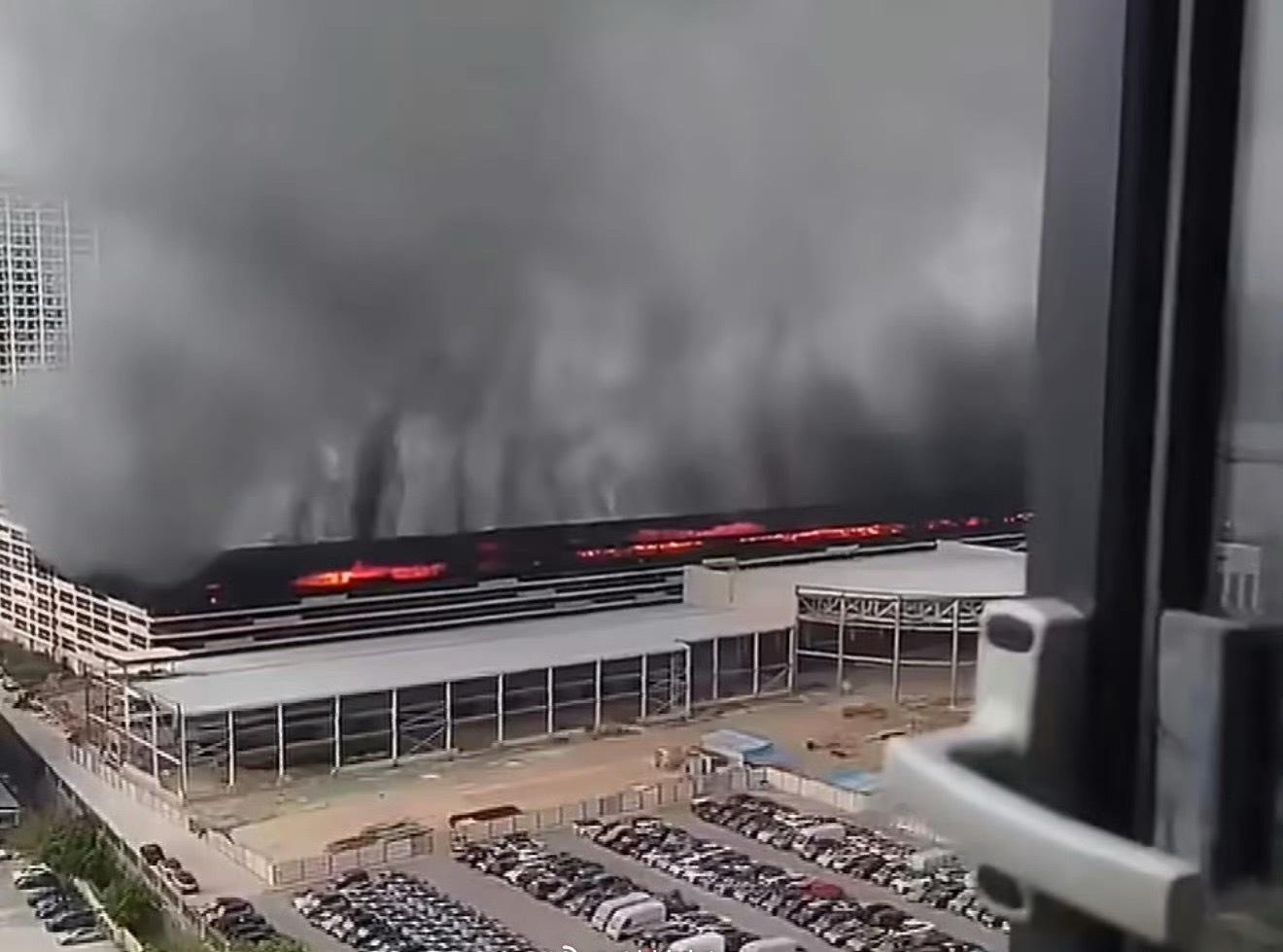 比亚迪公司起火太吓人了啊我靠等后续官方声明吧，大家不要传谣希望大家平平安安