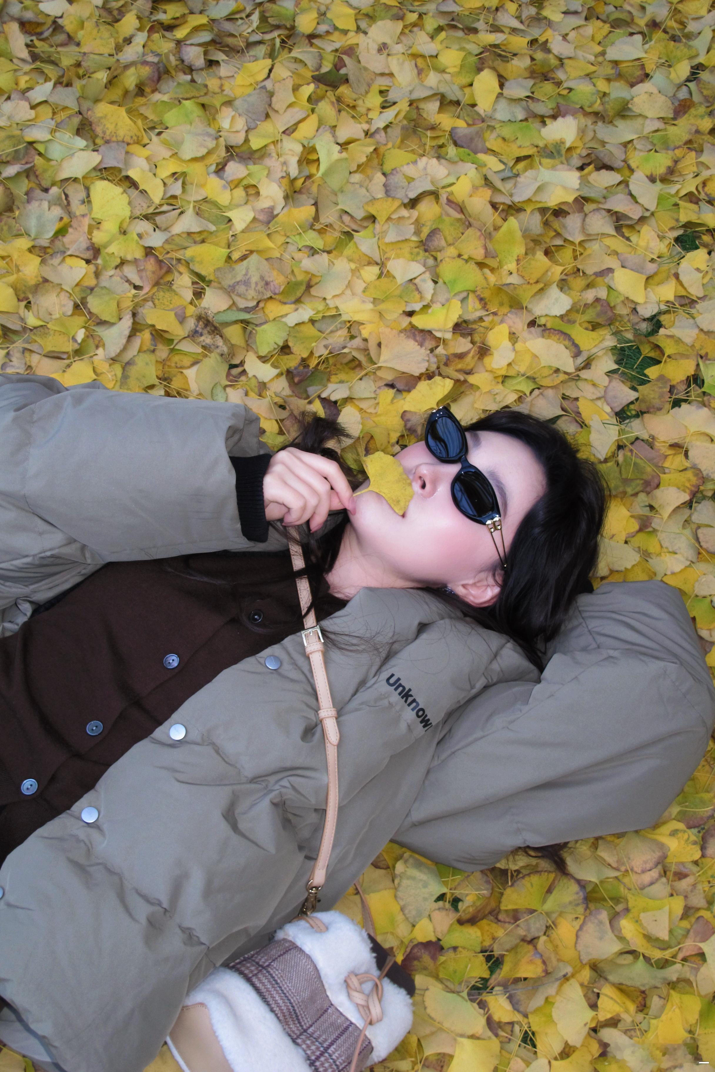 照片会过期但快乐不会过期吧～在这个落叶像雪的季节～～ 