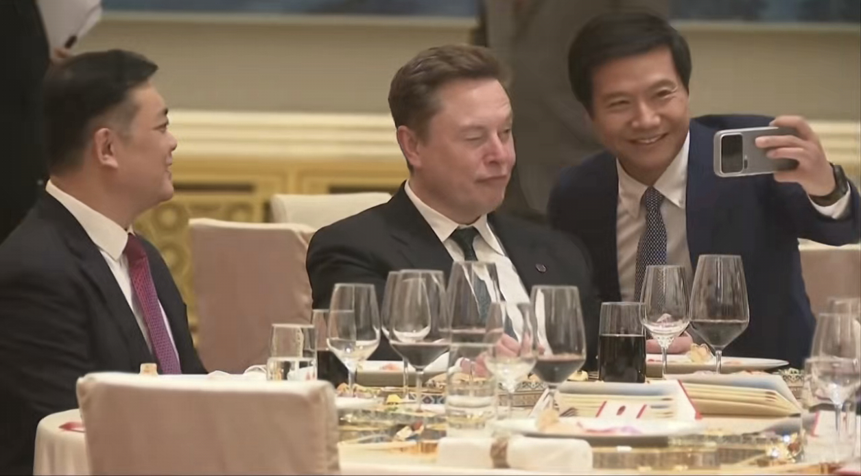 雷军马斯克合影原来雷总也爱追星，在特朗普访华欢迎宴会上，和马斯克也是合上影了，像