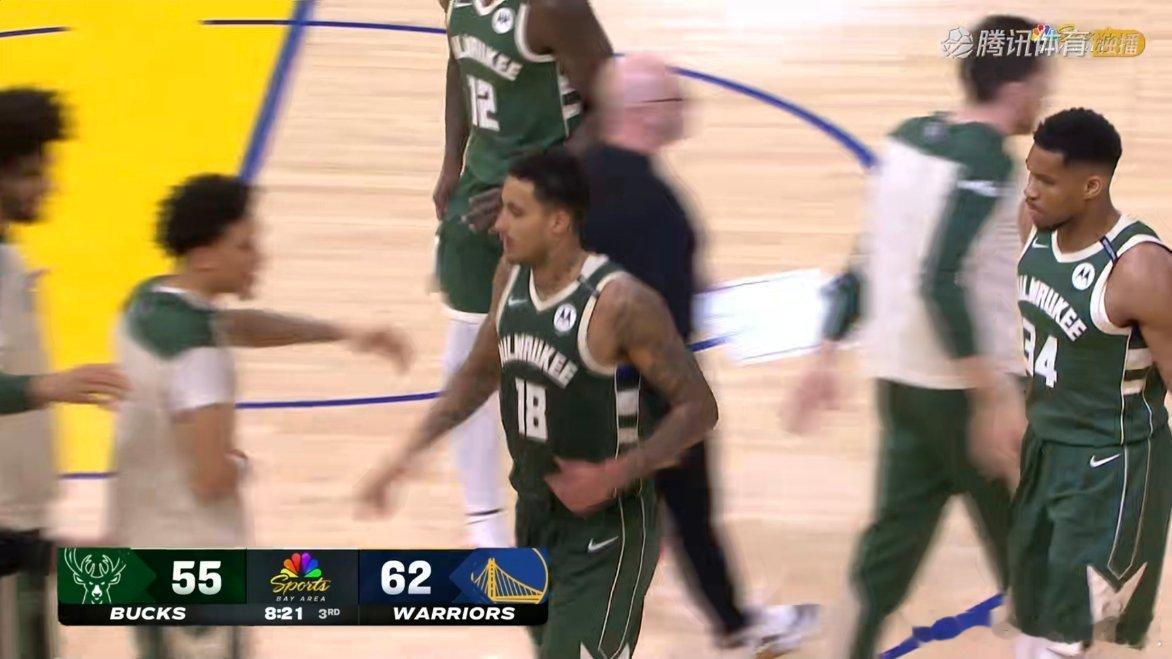 雄鹿连续3记三分，追到7分分差！雄鹿vs勇士 ​​​