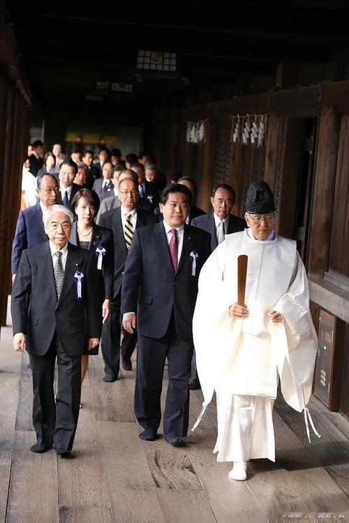 高市早苗12月26日没现身在靖国神社，以日本内阁总理的名义奉上“真榊”，跟前日本
