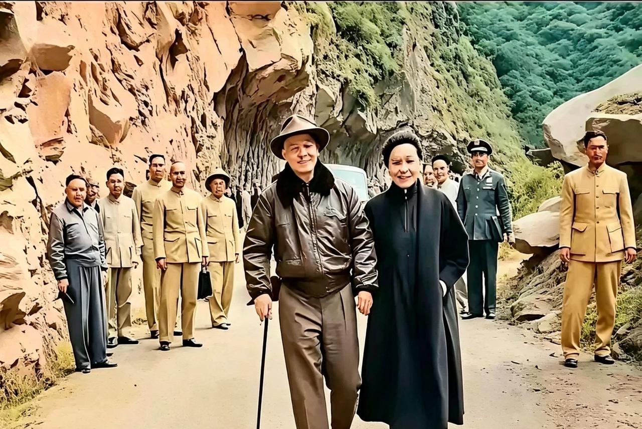 1957年，蒋介石与宋美龄前往台湾视察中横公路。这条公路穿越险峻的中央山脉，要在
