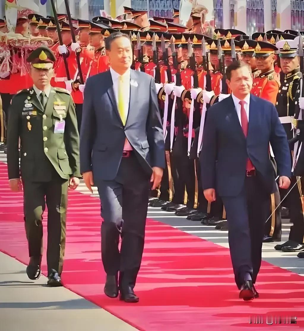 真是上阵父子兵，2025年初时任泰国总理的赛塔·他威信在曼谷接待了柬埔寨“曹丕”