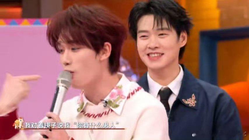 丁程鑫对镜子自省式唱歌 你好星期六 被质疑也不慌，丁程鑫淡定回应，太圈粉 