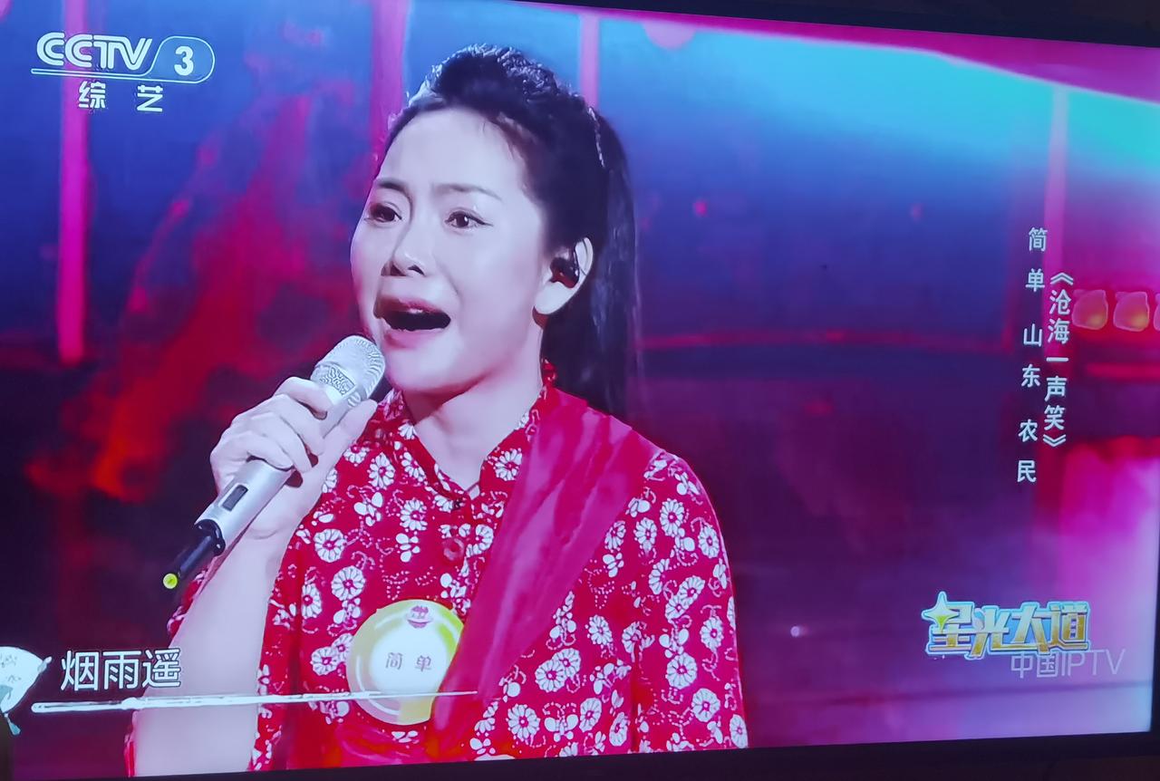 昨天周四晚上7点半，我观看了央视三台（CCTV一3）播出的《星光大道》周赛节目。