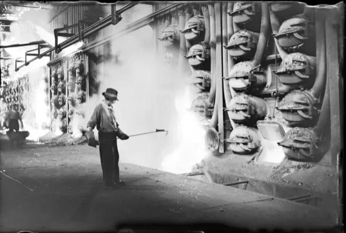 1933年8月4日，英国记者詹姆斯·贾奇为《每日先驱报》拍摄了一张照片，记录了伦