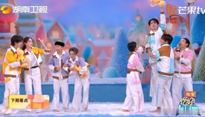 全员企鹅舞也太会了吧！简单的动作被演绎得生动又可爱，肢体协调性拉满，每一个摇摆都