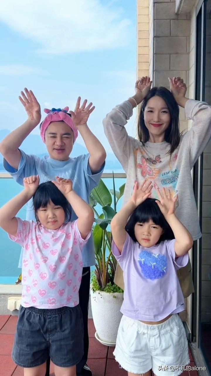 46岁王祖蓝带着一家四口挑战手势舞，两个女儿都长得像爸爸，一家人看起来很幸福。他