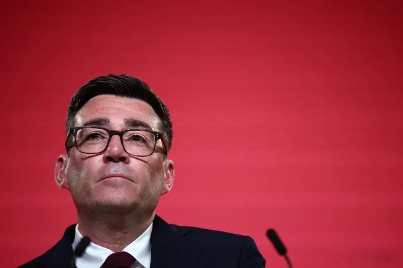 【伯纳姆被宣布为英国工党领袖，承诺重振希望】（美联社）——安迪·伯纳姆周五正式被