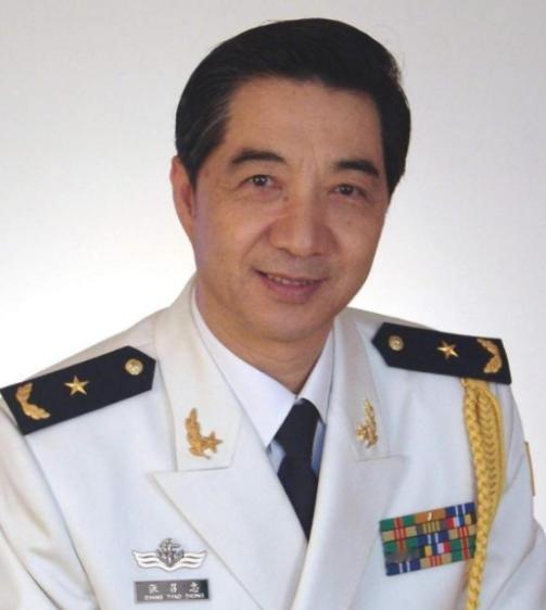 当年特朗普刚当选总统，局座张召忠便打趣说道，要是让他连任两届，妥妥能把美国从世界