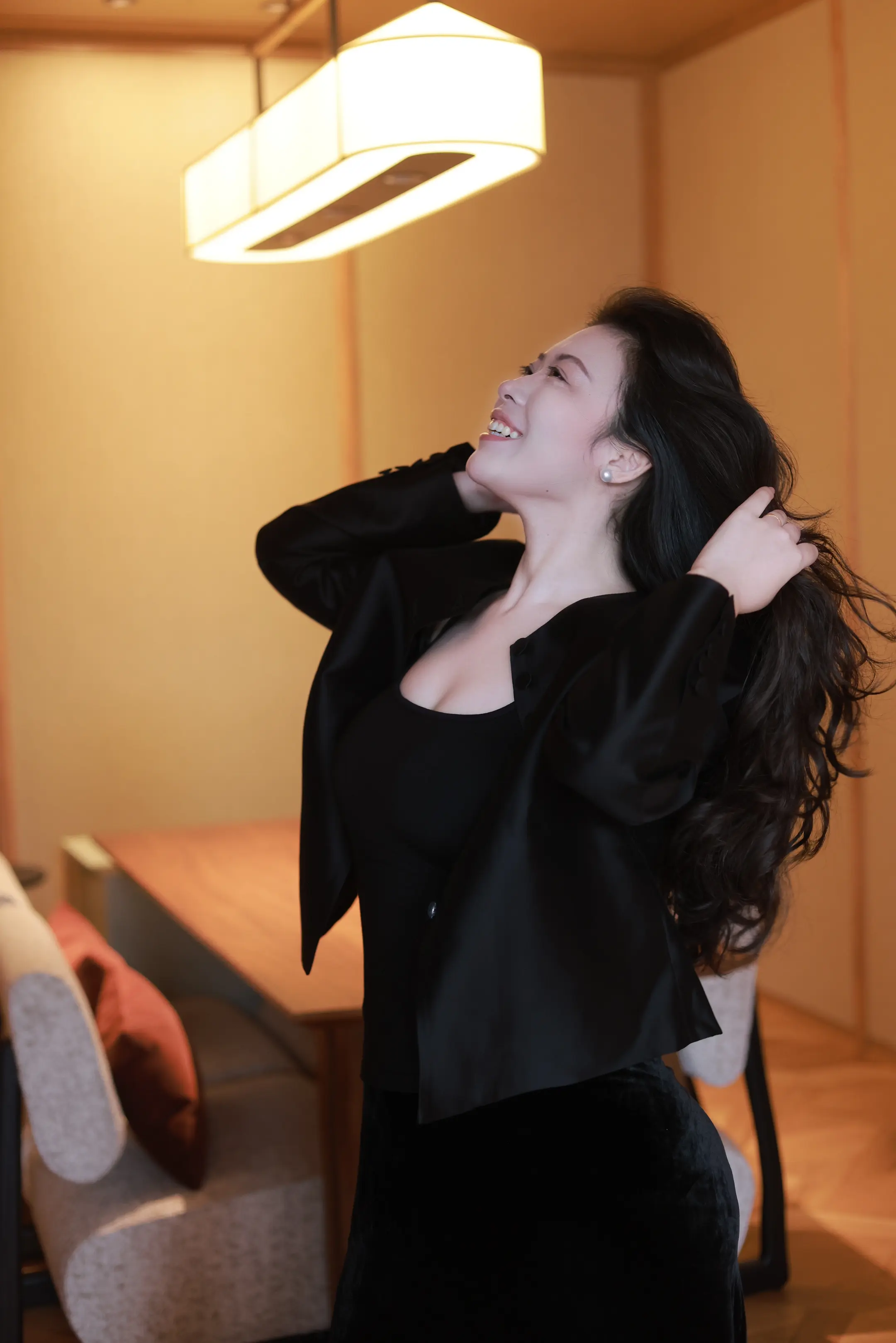 今夜的风悄悄月悄悄 吻你的眉梢  酒满倒人醉倒 在你的怀抱