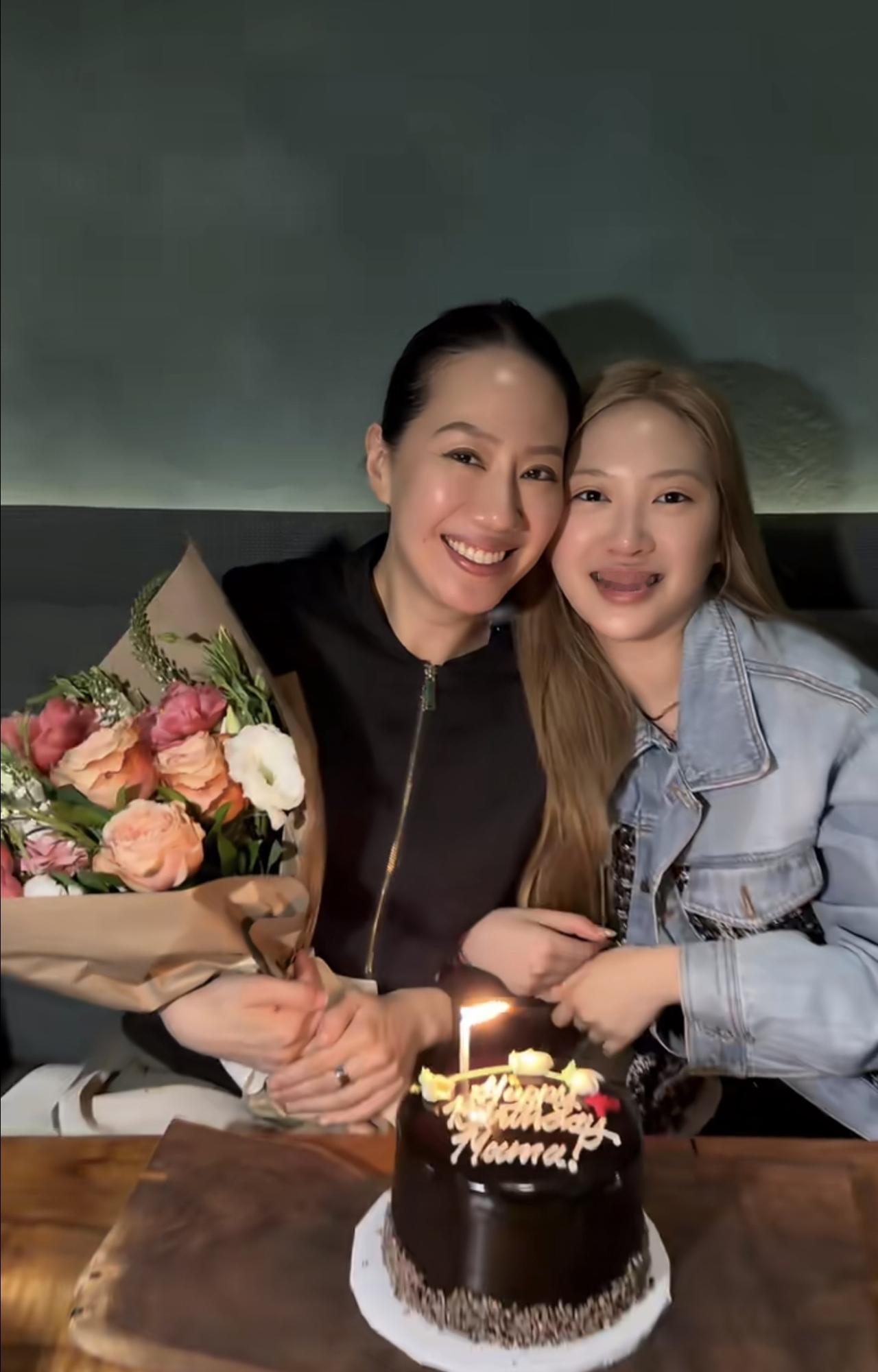 近日，甄济如晒为妈妈汪诗诗庆生的画面，母女俩一起去餐厅吃饭。

甄子丹的女儿甄济