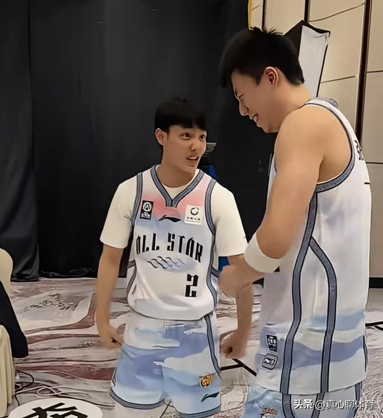 完美地展示了什么是场上是对手，场下是对手[给力][给力][给力]
在本届CBA全