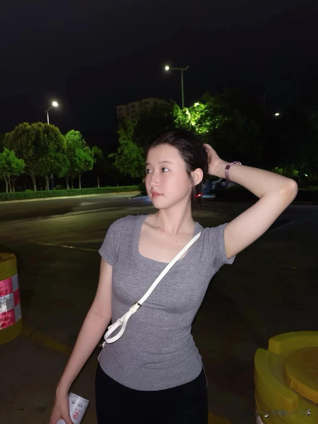 深夜街头，霓虹闪烁，  
闺蜜相伴，笑谈人生。  
一杯奶茶，一段回忆，  
温