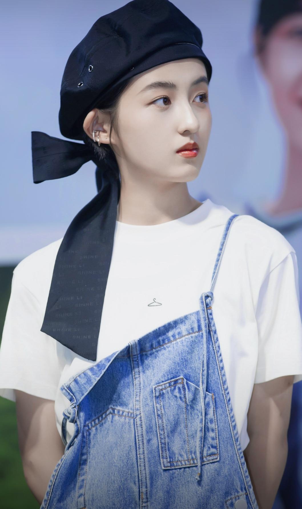 张子枫丝巾裹胸，曝浑身伤痕胸前、手臂都有，才懂成龙话的含金量娱乐 明星