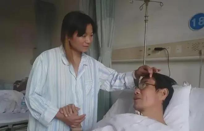山东一尿毒症男子住院 1 个月，5 个哥姐无人探望，这时候，前妻却冲进病房甩出复