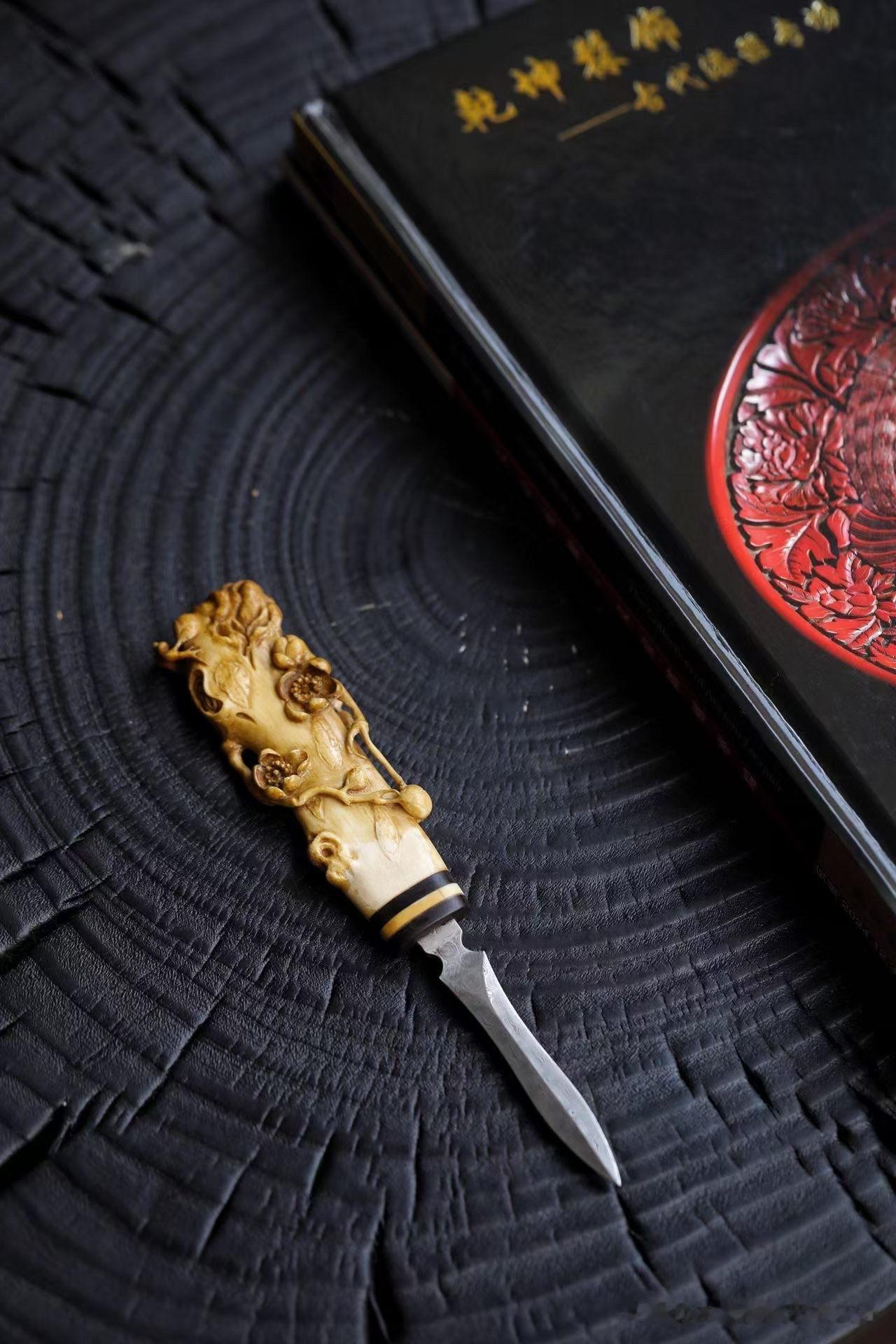 猛犸仿古｜梅花茶刀

一柄茶刀，藏一枝寒梅。

猛犸温润如玉，随形雕出虬劲梅枝。