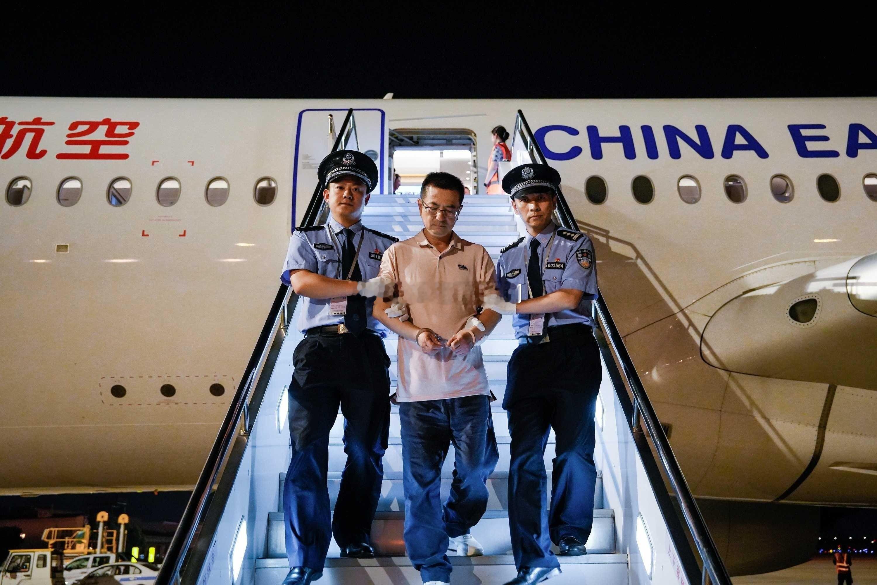 海通这哥们的事情不小，才公布出事多久的时间，就被天网从境外迅速抓回来了，这规格待