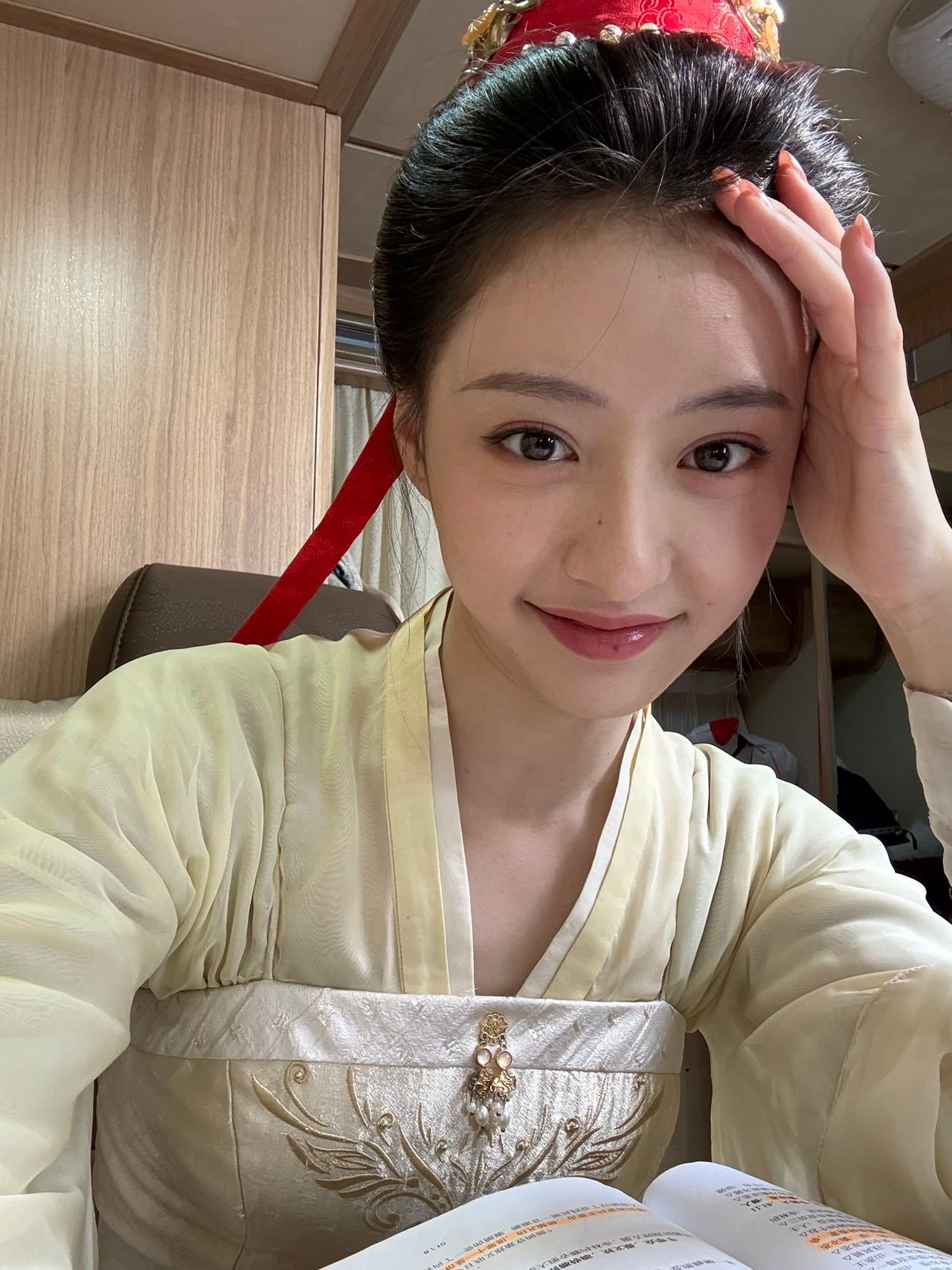 胡连馨好适合古装一张脸 胡连馨这个古装造型真的美我一大跳，眼神也好有故事感，真的