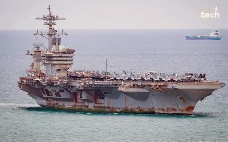 你能想象到这是美国引以为傲的现役航空母舰吗，如果不是上面停着的战斗机，说他是一堆