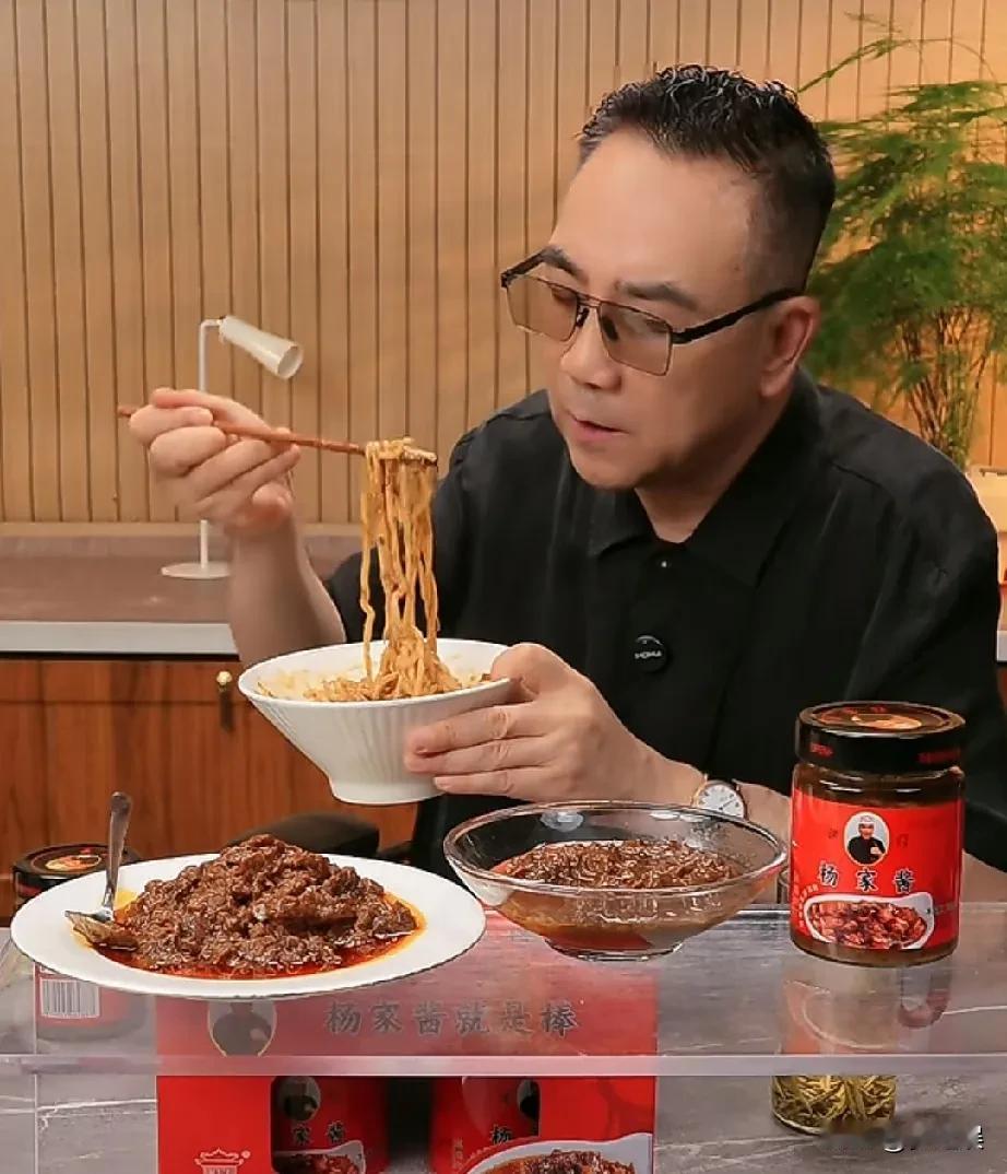 杨家酱味道不错，有牛肉味的，还有猪肉的，可以沾黄瓜吃，小蔬菜，做炸酱面简单又方便