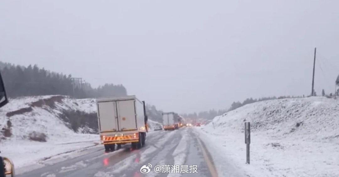 【#南非一校车被洪水卷走仅找回3人##南非暴雪洪灾致50万户家庭断电#】近日，南