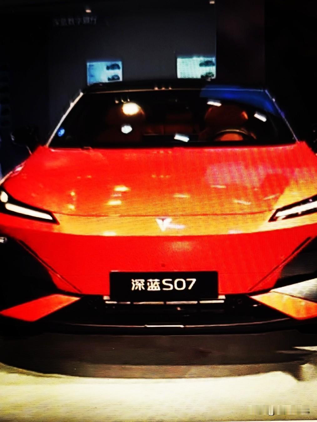 这个周末和家人一起来到了深蓝专卖店，真的是被店里的一款新车种草了，它就是深蓝S0
