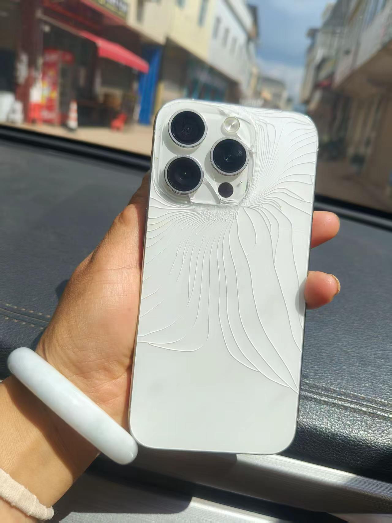 姊妹些，你们的苹果在你们手里还好吗？稀巴烂的手机