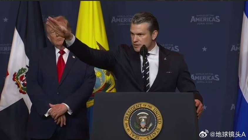 特朗普称适时结束对伊军事行动 记者抓拍了在演讲台上的美国战争部长赫格塞思一个十分