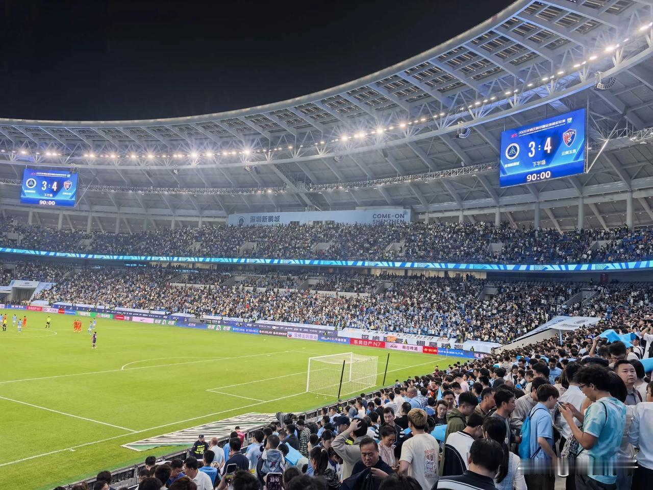 五年重建迎来首场比赛，超3万人涌进深圳体育中心

经过五年时间重新修建的深圳市体