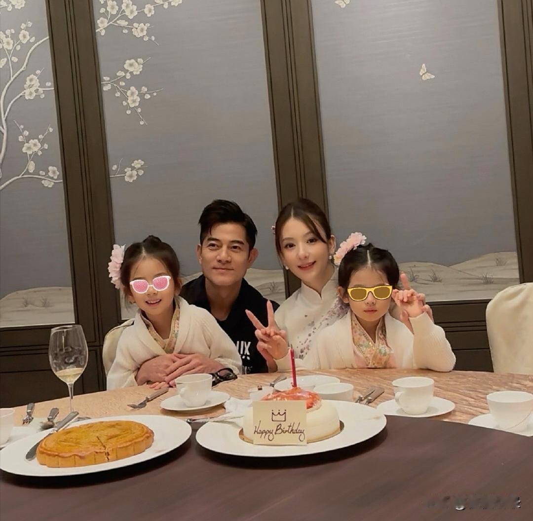 郭富城和老婆女儿一起庆祝生日，方媛穿着旗袍，挺着三胎孕肚，状态看起来非常好。她这