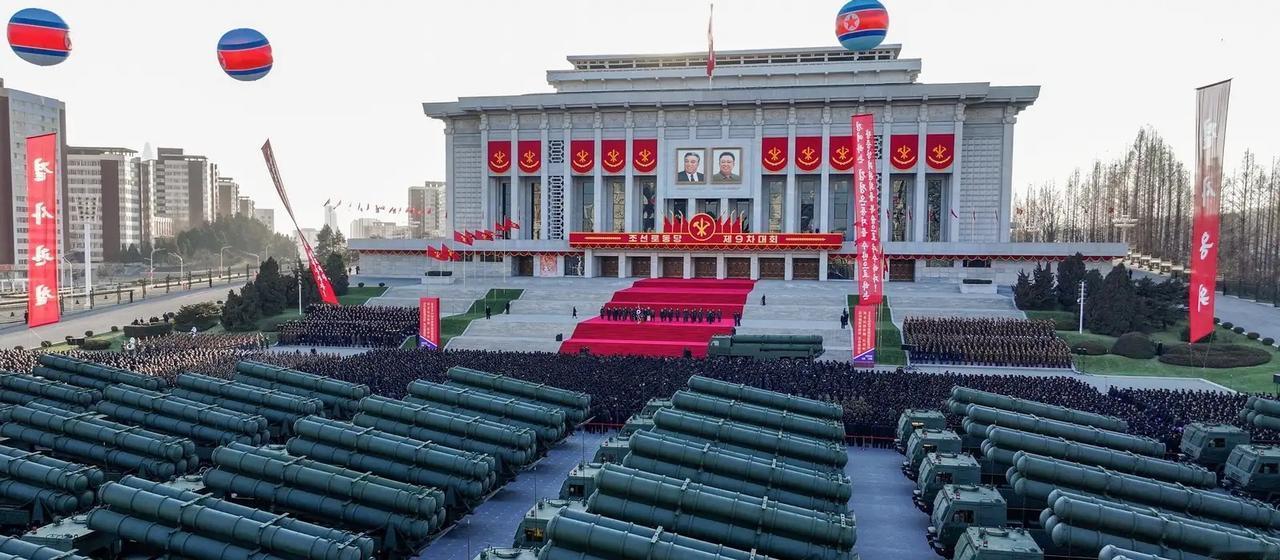 北方的朋友就是豪横，为了开个会，就拉来了众多600毫米大口径火箭炮。

重点来了