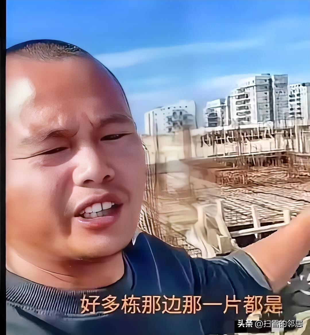 一名在以色列建筑工地工作的中国小哥指着远处被炸的废墟说:国内的同胞们，没有活干的