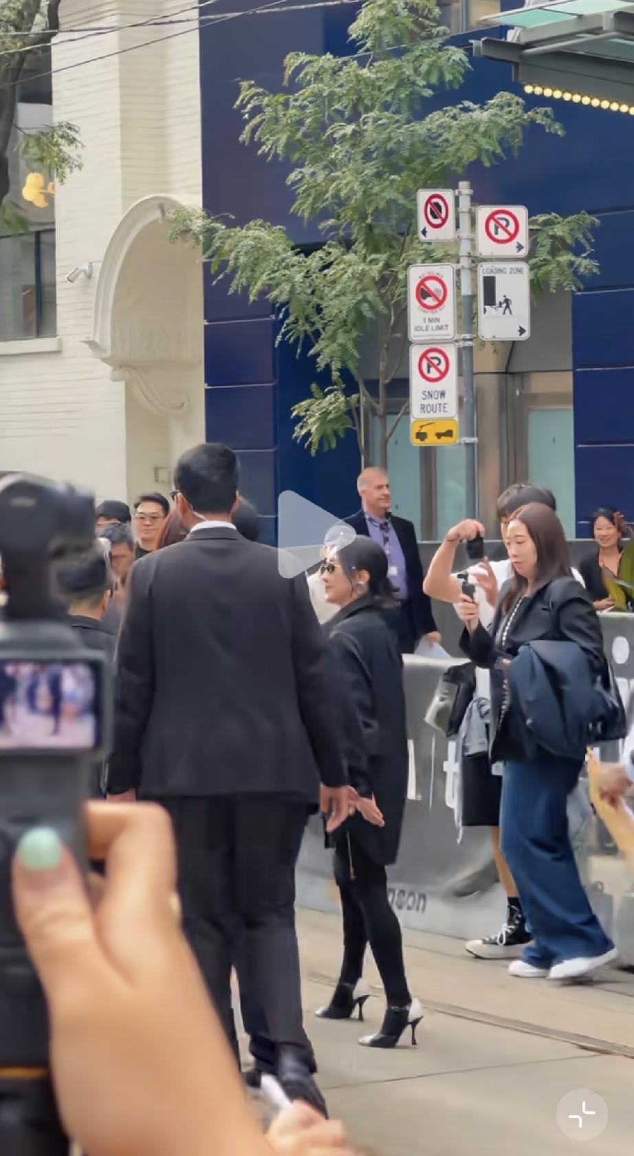9月19日，参加多伦多国际电影节的周迅，在路人镜头下有双下巴，发型凌乱，个子不高