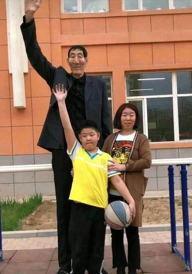 中国第一巨人鲍喜顺：不听医生劝告非要生子，现在儿子长到多高？

他 18 岁身高