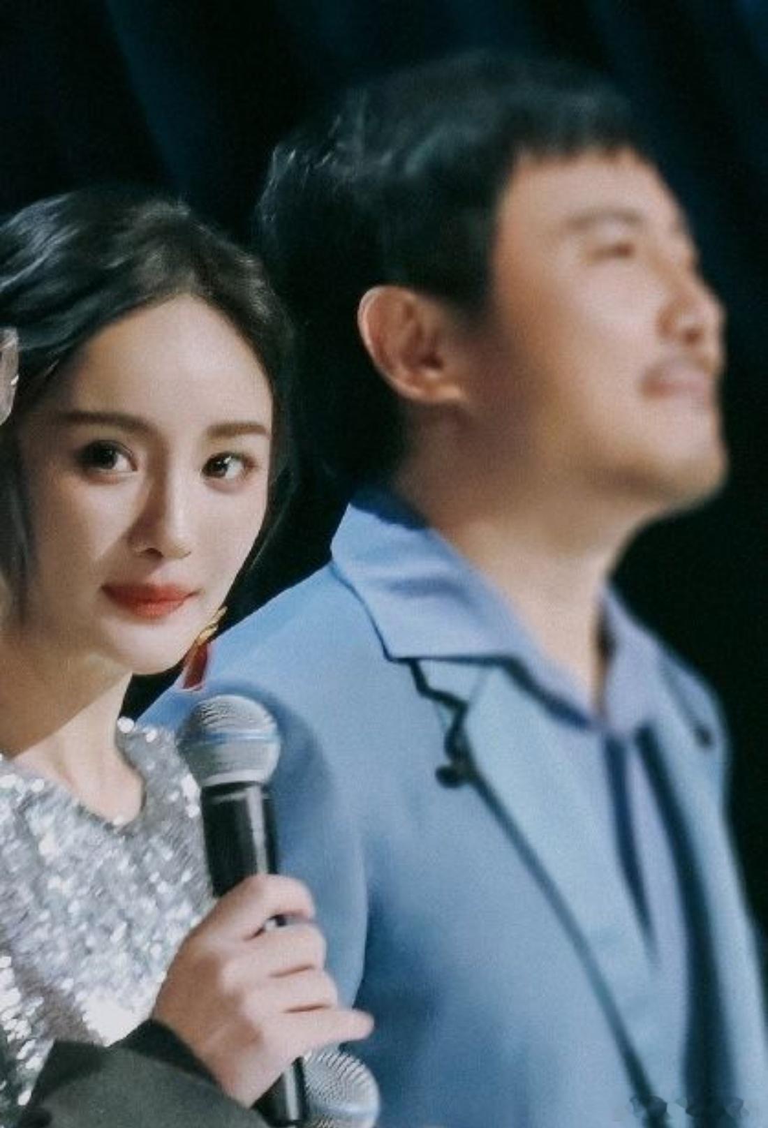 杨幂沈腾一合体就整活 每次看到这两位同框，就感觉好戏要开场了。沈腾那种举重若轻的