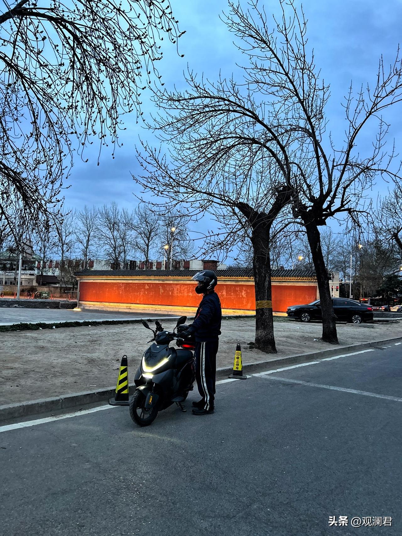 今天下午去圆明园逛了一圈，没想到天很快就黑了。下午六点，从公园出来，连路灯都亮了