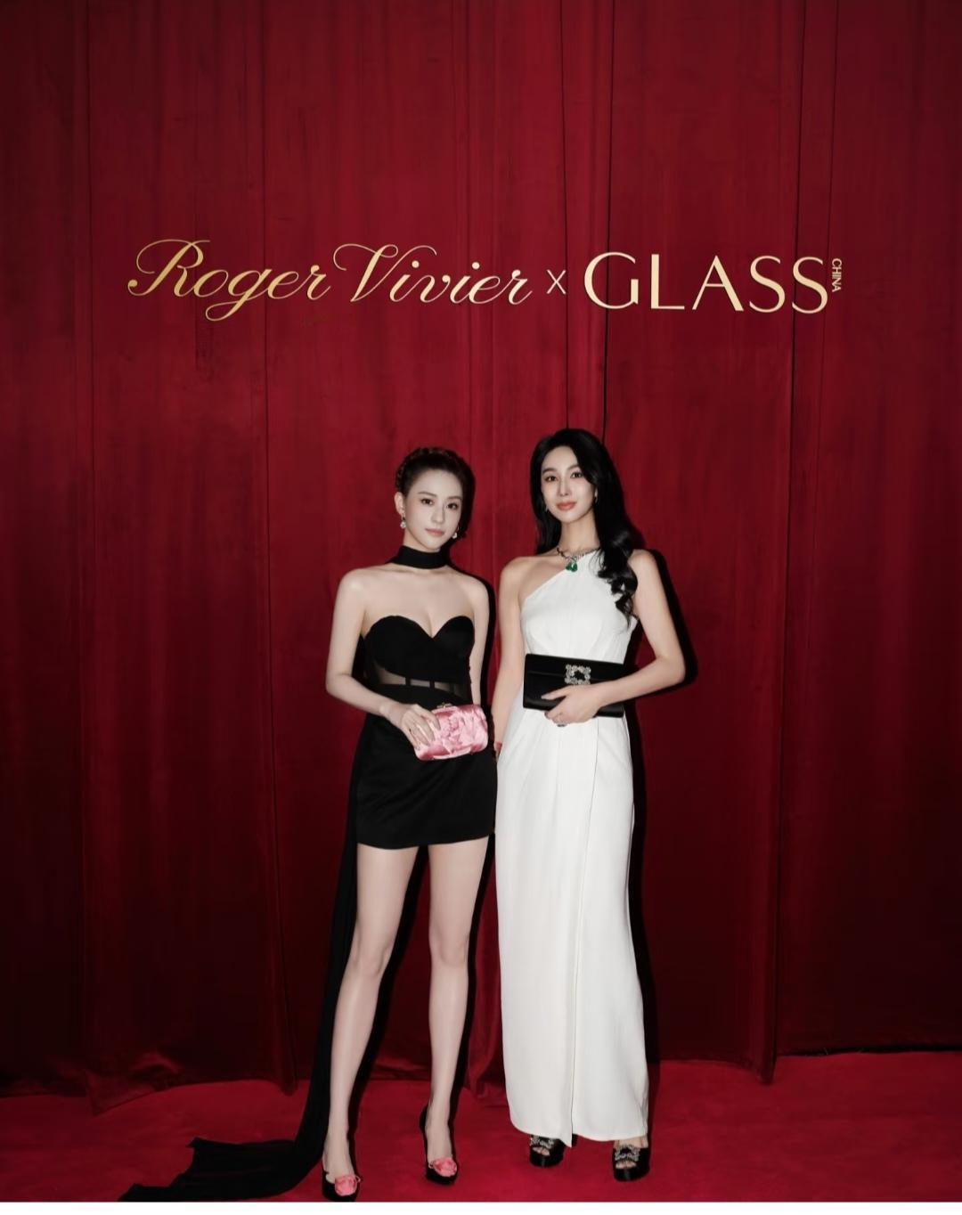 何超莲，比例真好，腿又长又直。