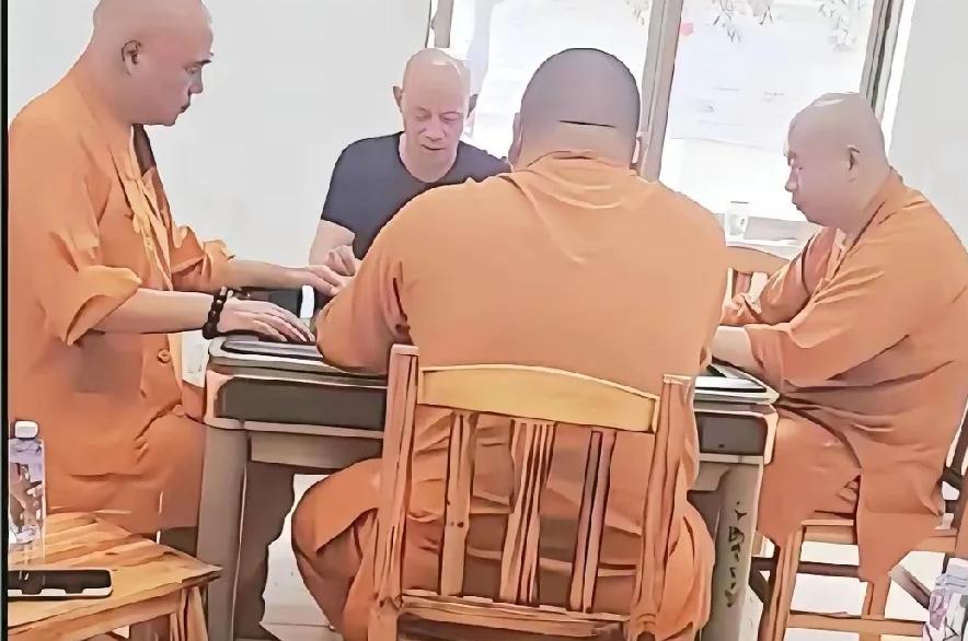 近期浙江街头着实有些反常，为何随处可见身着僧袍的人？
一查才知道，原来是浙江那四