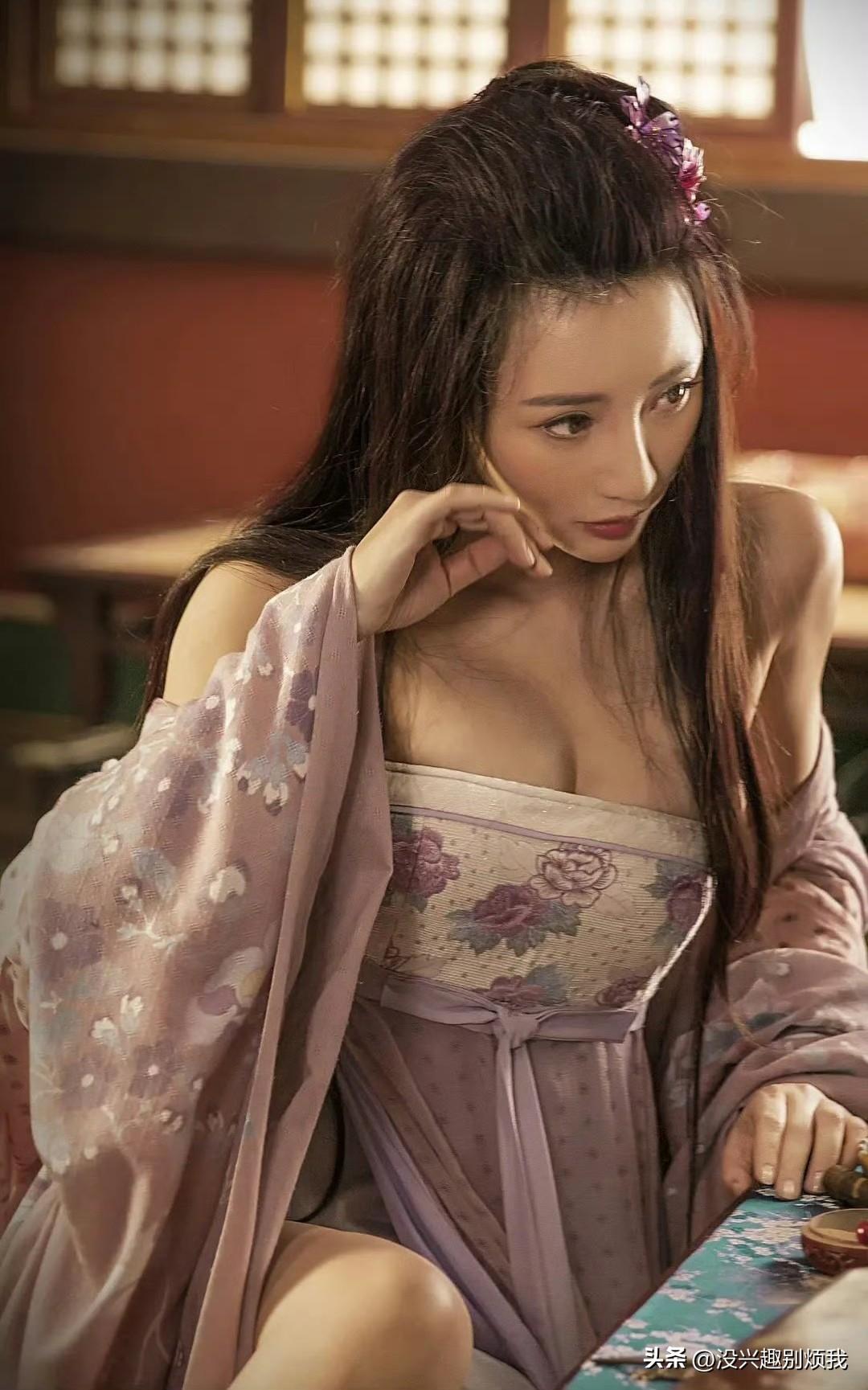 柳岩剧照，峰峦叠起，名不虚传