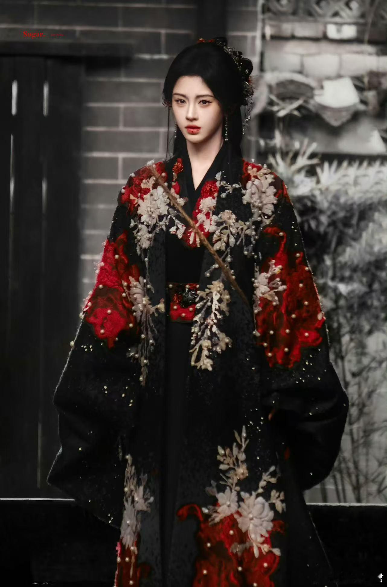 来战官宣 鞠婧祎《来战》官宣，她饰演的孤女阿黛太惊艳。首次挑战武力型女主，驯服神