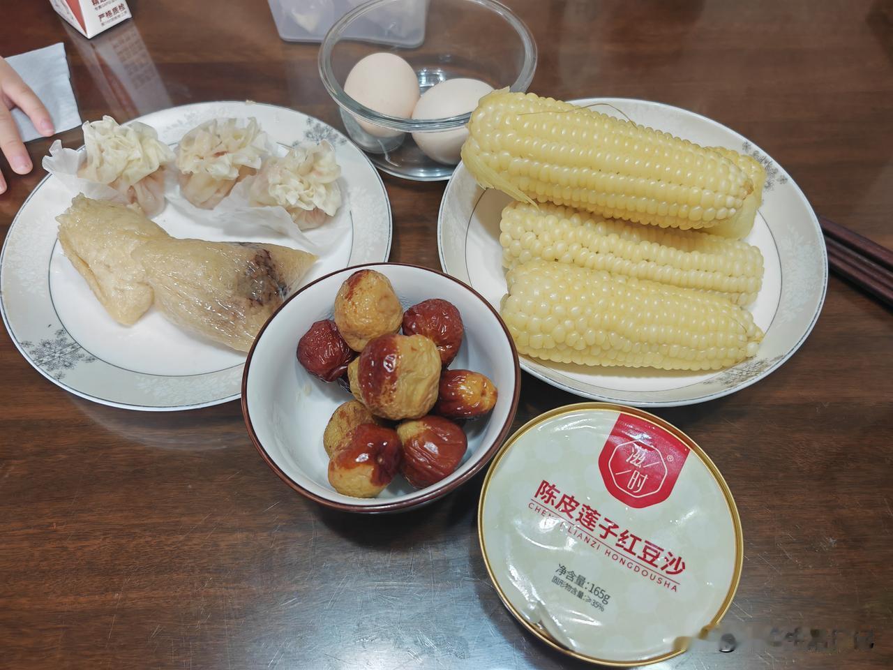 周六儿子和孙子都没有睡懒觉，那就早早的吃饭吧。

电饭煲里煮上四个小玉米（昨天买