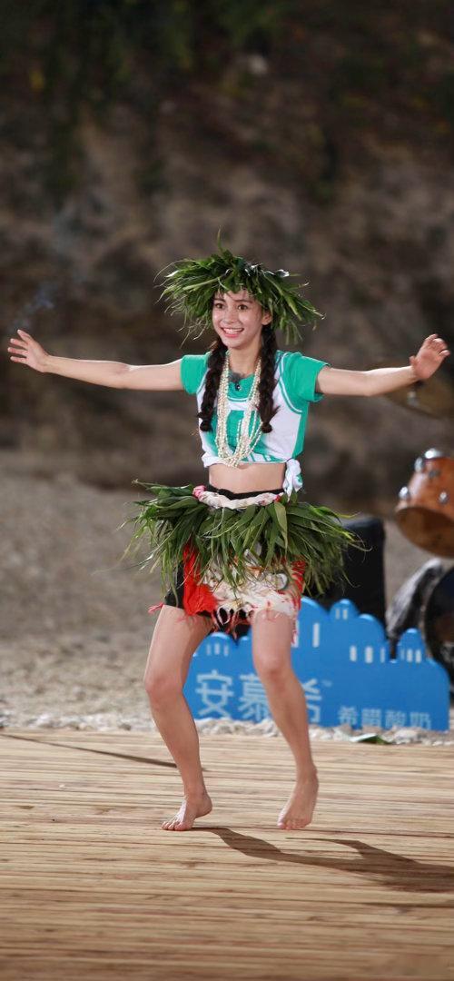 Angelababy早期跑男跳草裙舞 
